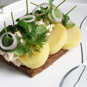 Смёрребрёд с курицей и маринованным луком