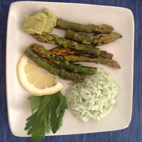 Спаржа со сливочным маслом и лимонным соком