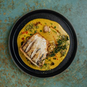 Стейк из судака с цветной капустой и соусом карри