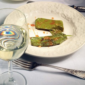 Сулугуни в виноградных листьях