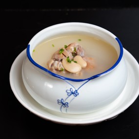 Суп со свиной ножкой и бобами