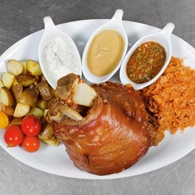 Свиная рулька с тушеной капустой и картофелем