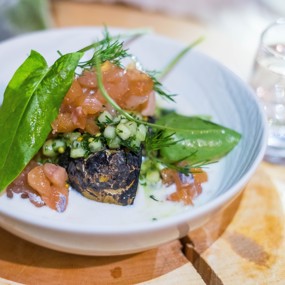 Тартар из форели с сальсой из огурца, укропа и зернистой горчицы, соусом сливочный хрен и картофелем