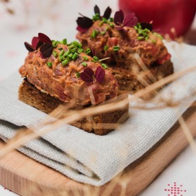 Тартар из говядины с паштетом из красной фасоли.