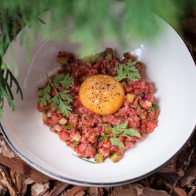 Тартар из говядины с желтком