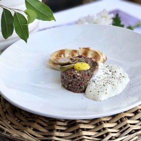 Тартар из оленя с теплым муссом из пармезана и хрустящими гренками