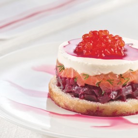 Тартар из свеклы и форели с красной икрой