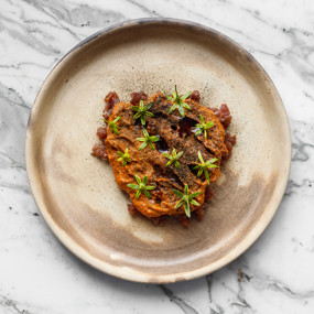 Тартар из ягненка с пастой из перца