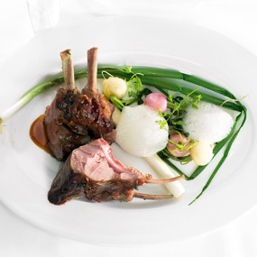 Телятина с томлеными корнеплодами и пеной из пармезана