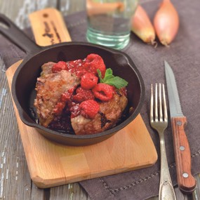 Телячья печень с малиной