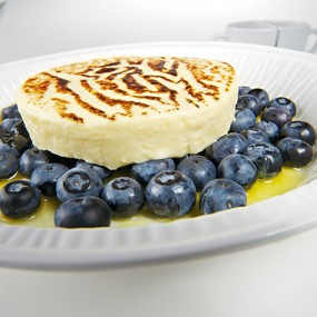 Теплый гратен с голубикой и апельсиновым соусом