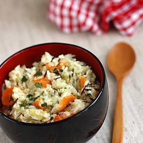 Теплый салат из дикого риса, кураги и фисташек