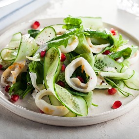 Теплый кальмар с зеленым салатом