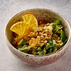 Теплый салат с киноа, печеной тыквой и апельсином