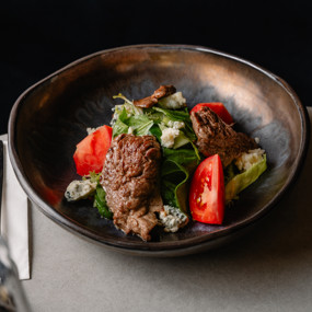 Теплый салат с телятиной и голубым сыром