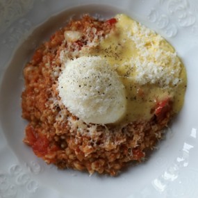 Томатная гречка с яйцом и пармезаном