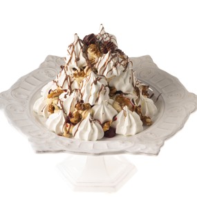 Торт «Графские развалины» с безе, вишней  и черносливом