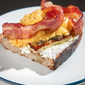 Тост с адыгейским сыром и скрэмблом