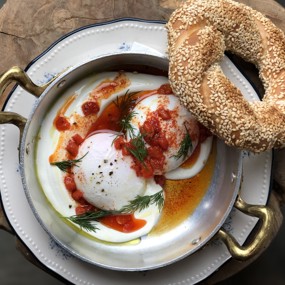 Турецкая яичница с йогуртовым соусом и булочкой симит