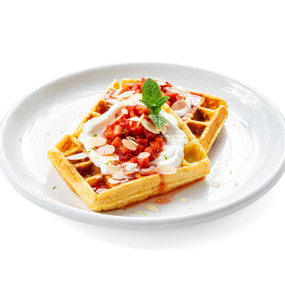 Творожные вафли с клубникой