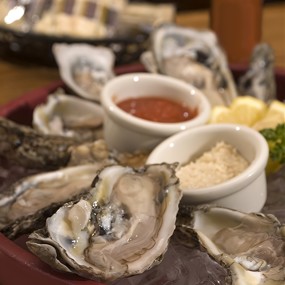 Устрицы в ракушках с соусом из перно