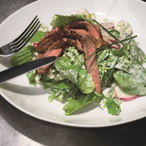 Утка с редисом и соусом  из йогурта