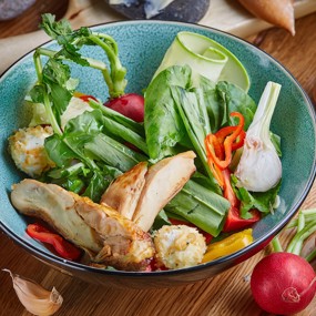 Весенний салат с помидорами, голубым сыром и редисом