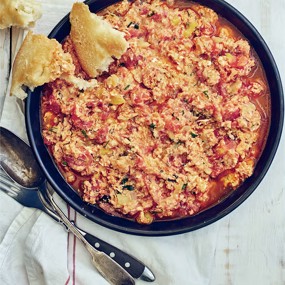 Яичница с помидорами и зеленью