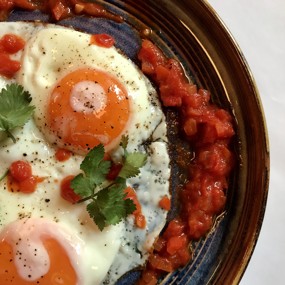 Яичница с томатным соусом