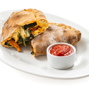 Закрытая пицца кальцоне с грибами и шпинатом