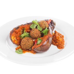 Запеченный баклажан с фалафелем