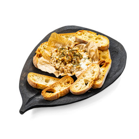 Запеченный камамбер с грушей и грецкими орехами