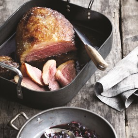 Запеченный стейк из костреца с черничным соусом