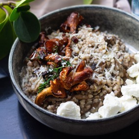 Зеленая гречка с грибами и пармезаном