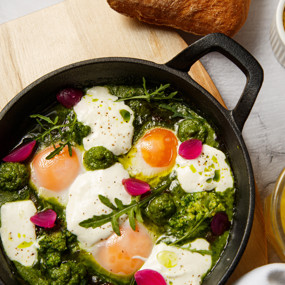 Зеленая шакшука со шпинатом, сыром страчателла и брокколи