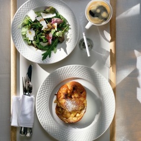 Зеленый салат с медовым соусом и козьим сыром