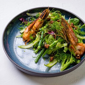 Зеленый салат с креветками и васаби-майонезом