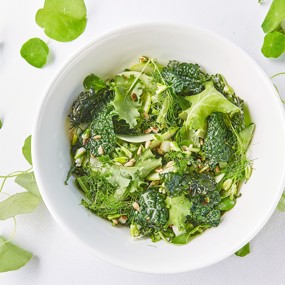 Зеленый салат с семечками