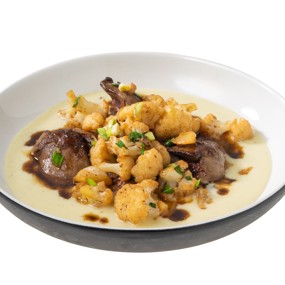 Жареная куриная печень с кремом из порея