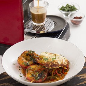 Жареный халуми с перцами и нектаринами