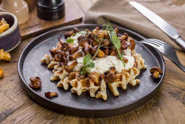 Горячие картофельные вафли с лисичками