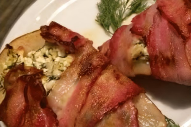 Груша с творогом, запеченная с беконом