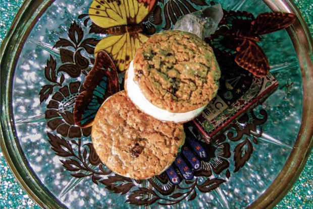 Сэндвичи с овсяным печеньем и мороженым от Фиби