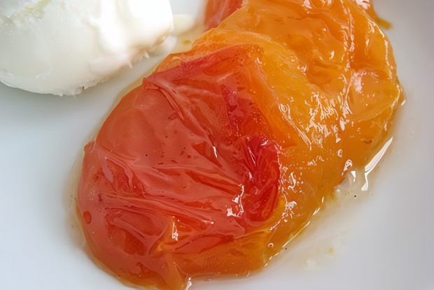 Абрикосы в ромашковом сиропе со сметанным мороженым