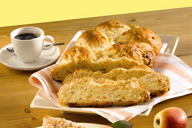 Абрикосово-миндальная плетенка