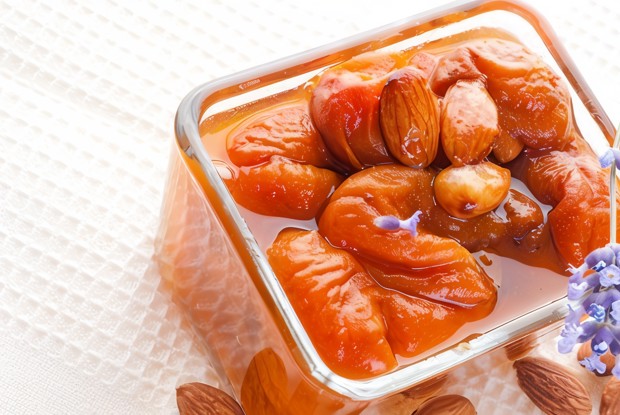 Абрикосовое варенье с миндалем