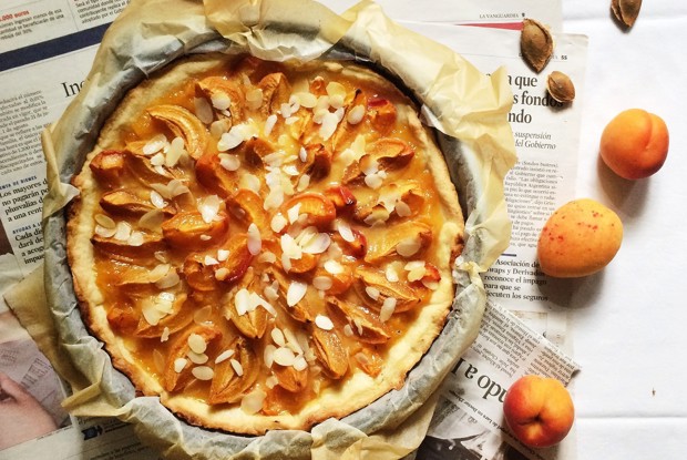 Абрикосовый тарт с миндальными хлопьями