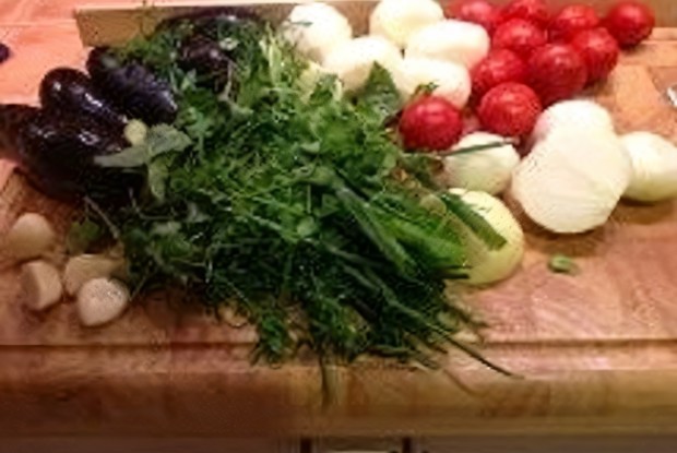 Аджапсандали с цыпленком табака