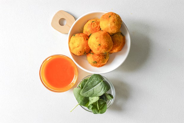 Аккра из желтого гороха с пальмовым маслом