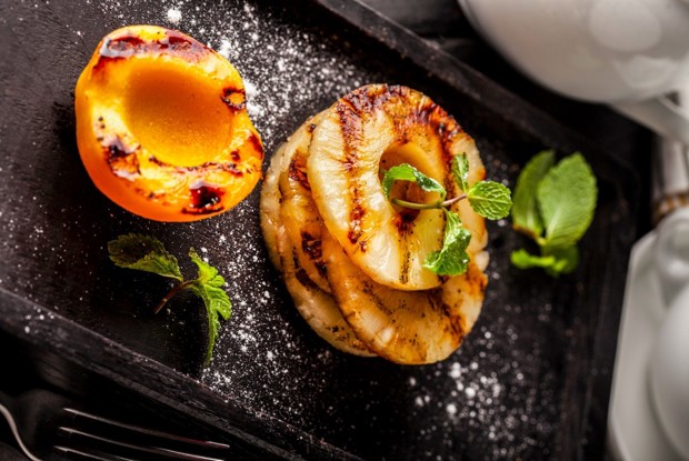 Ананас и персик на гриле